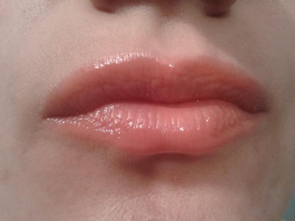 Объемные губы с блеском для губ Lamel Professional с эффектом влажных губ 