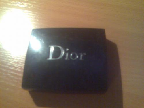 Так выглядит закрытый футляр для румян от Dior