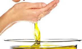 Оливковое масло омолаживает кожу лица и рук
