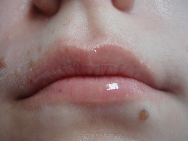 JA-DE блеск для губ Crystal Glow, нанесенный на губы